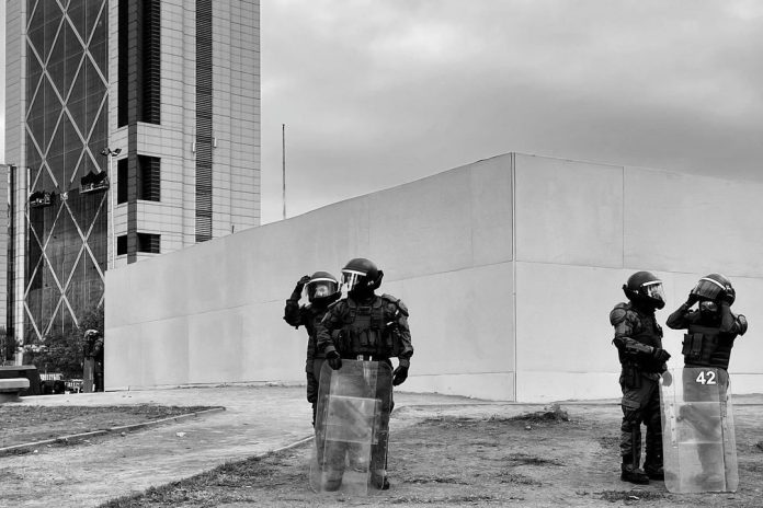 Carabineros en Plaza de la Dignidad Carabineros en Plaza de la Dignidad