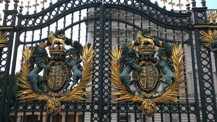queen-elizabeth-2729917_1920