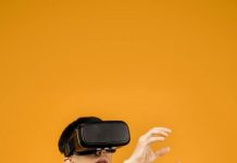 Joven con gafas de realidad virtual