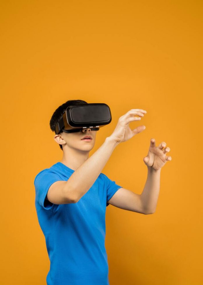 Joven con gafas de realidad virtual Joven con gafas de realidad virtual