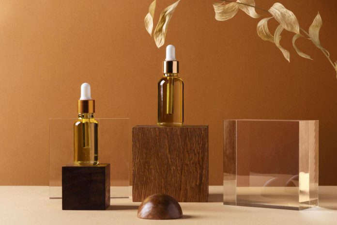 Muchos productos cosméticos como los sueros ofrecen los beneficios del ácido hialurónico Muchos productos cosméticos como los sueros ofrecen los beneficios del ácido hialurónico