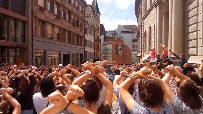 Cientos protestaron por la decisión de una jueza en Suiza que favoreció a un violador.