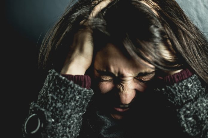 La migraña es descrita como un latido o golpeteo fuerte en la cabeza La migraña es descrita como un latido o golpeteo fuerte en la cabeza
