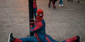 Sensual Spider-Man planea hacer un OnlyFans solidario