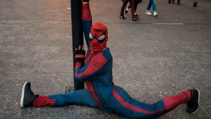 Sensual Spider-Man planea hacer un OnlyFans solidario