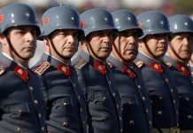Checho Hirane y otros reservistas del Ejército en una Parada Militar