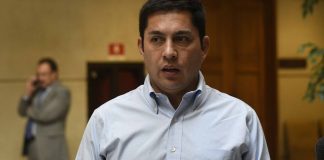 El diputado Jorge Durán (RN) enfrentó a Sichel por su postura contraria al proyecto del cuarto retiro de los fondos previsionales, y sostuvo que "acepto que él tenga su visión, pero "no comparto cómo se está ejerciendo presión hacia los parlamentarios", con amenazas y una "acción matonesca", indicó sobre el candidato de su coalición. Sichel afirmó que apoyará sólo a los parlamentarios del pacto Chile Podemos Más que voten contra la iniciativa del nuevo retiro de los fondos de las AFP, esto luego que la diputada y candidata a senadora de RN por Antofagasta, Paulina Núñez, anunciara su apoyo al proyecto, provocando que el abanderado del bloque anunciara su respaldo a Marco Antonio Díaz, candidato y compañero de lista de Núñez por la misma circunscripción. Por qué Durán enfrentó a Sichel El diputado Durán se pronunció sobre el tema: "respeto que él tenga su postura respecto a un determinado proyecto de ley, pero creo que se están cruzando demasiado los límites: una cosa es que un candidato presidencial diga que quizás está a favor o no está de acuerdo con un proyecto de ley, pero otra cosa muy distinta es caer casi en la amenaza, casi en una acción matonesca". "Está diciendo 'están conmigo o estás contra mí, si tú votas esto yo te quito mi apoyo y apoyo a tu contrincante. Yo creo que podemos estar cruzando una línea muy fina, puede desencadenar en muchas aristas, desde cómo que se está interviniendo el Poder Legislativo", señaló el parlamentario, agregando que "eso hoy en día está siendo muy visto por la ciudadanía y no está siendo visto con buenos ojos". Agregando que "hay que tener mucho cuidado con esto, tanto con las personas que incitan e invitan a funar y amedrentar a aquellos parlamentarios que legítimamente tienen su postura de votar en contra, pero también invito a mi sector político a no amedrentar, a no amenazar con consecuencias a aquellos parlamentarios que están proclives a votar a favor este cuarto retiro". Durán: Sichel es mi candidato presidencial El diputado apuntó que "en democracia lo que tenemos que hacer es convencer con argumentos, pero no convencer o imponer una idea a través de amenazas", y añadió que "yo respeto al candidato Sichel, es mi candidato presidencial, acepto que él tenga su visión, su postura sobre este proyecto, pero no comparto cómo se está ejerciendo presión hacia los parlamentarios". Finalmente, Durán fue consultado por su postura ante esta iniciativa y sostuvo que va a esperar a conocer todo el proyecto cuando llegue a la Sala de la Cámara de Diputados, aunque aclaró que "estoy muy abierto y proclive a votar a favor", porque a su juicio es algo "muy relevante para la ciudadanía".