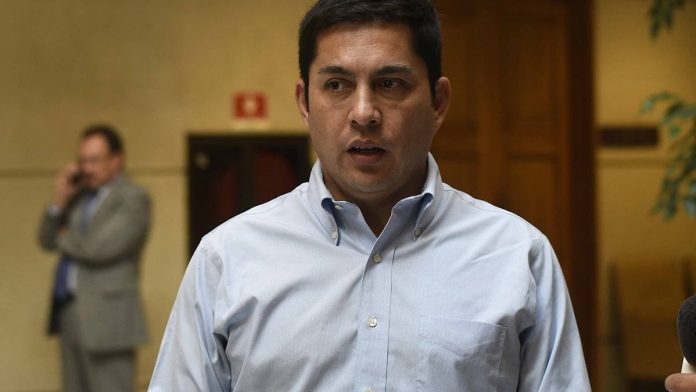 El diputado Jorge Durán (RN) enfrentó a Sichel por su postura contraria al proyecto del cuarto retiro de los fondos previsionales, y sostuvo que "acepto que él tenga su visión, pero "no comparto cómo se está ejerciendo presión hacia los parlamentarios", con amenazas y una "acción matonesca", indicó sobre el candidato de su coalición. Sichel afirmó que apoyará sólo a los parlamentarios del pacto Chile Podemos Más que voten contra la iniciativa del nuevo retiro de los fondos de las AFP, esto luego que la diputada y candidata a senadora de RN por Antofagasta, Paulina Núñez, anunciara su apoyo al proyecto, provocando que el abanderado del bloque anunciara su respaldo a Marco Antonio Díaz, candidato y compañero de lista de Núñez por la misma circunscripción. Por qué Durán enfrentó a Sichel El diputado Durán se pronunció sobre el tema: "respeto que él tenga su postura respecto a un determinado proyecto de ley, pero creo que se están cruzando demasiado los límites: una cosa es que un candidato presidencial diga que quizás está a favor o no está de acuerdo con un proyecto de ley, pero otra cosa muy distinta es caer casi en la amenaza, casi en una acción matonesca". "Está diciendo 'están conmigo o estás contra mí, si tú votas esto yo te quito mi apoyo y apoyo a tu contrincante. Yo creo que podemos estar cruzando una línea muy fina, puede desencadenar en muchas aristas, desde cómo que se está interviniendo el Poder Legislativo", señaló el parlamentario, agregando que "eso hoy en día está siendo muy visto por la ciudadanía y no está siendo visto con buenos ojos". Agregando que "hay que tener mucho cuidado con esto, tanto con las personas que incitan e invitan a funar y amedrentar a aquellos parlamentarios que legítimamente tienen su postura de votar en contra, pero también invito a mi sector político a no amedrentar, a no amenazar con consecuencias a aquellos parlamentarios que están proclives a votar a favor este cuarto retiro". Durán: Sichel es mi candidato presidencial El diputado apuntó que "en democracia lo que tenemos que hacer es convencer con argumentos, pero no convencer o imponer una idea a través de amenazas", y añadió que "yo respeto al candidato Sichel, es mi candidato presidencial, acepto que él tenga su visión, su postura sobre este proyecto, pero no comparto cómo se está ejerciendo presión hacia los parlamentarios". Finalmente, Durán fue consultado por su postura ante esta iniciativa y sostuvo que va a esperar a conocer todo el proyecto cuando llegue a la Sala de la Cámara de Diputados, aunque aclaró que "estoy muy abierto y proclive a votar a favor", porque a su juicio es algo "muy relevante para la ciudadanía". El diputado Jorge Durán (RN) enfrentó a Sichel por su postura contraria al proyecto del cuarto retiro de los fondos previsionales, y sostuvo que "acepto que él tenga su visión, pero "no comparto cómo se está ejerciendo presión hacia los parlamentarios", con amenazas y una "acción matonesca", indicó sobre el candidato de su coalición. Sichel afirmó que apoyará sólo a los parlamentarios del pacto Chile Podemos Más que voten contra la iniciativa del nuevo retiro de los fondos de las AFP, esto luego que la diputada y candidata a senadora de RN por Antofagasta, Paulina Núñez, anunciara su apoyo al proyecto, provocando que el abanderado del bloque anunciara su respaldo a Marco Antonio Díaz, candidato y compañero de lista de Núñez por la misma circunscripción. Por qué Durán enfrentó a Sichel El diputado Durán se pronunció sobre el tema: "respeto que él tenga su postura respecto a un determinado proyecto de ley, pero creo que se están cruzando demasiado los límites: una cosa es que un candidato presidencial diga que quizás está a favor o no está de acuerdo con un proyecto de ley, pero otra cosa muy distinta es caer casi en la amenaza, casi en una acción matonesca". "Está diciendo 'están conmigo o estás contra mí, si tú votas esto yo te quito mi apoyo y apoyo a tu contrincante. Yo creo que podemos estar cruzando una línea muy fina, puede desencadenar en muchas aristas, desde cómo que se está interviniendo el Poder Legislativo", señaló el parlamentario, agregando que "eso hoy en día está siendo muy visto por la ciudadanía y no está siendo visto con buenos ojos". Agregando que "hay que tener mucho cuidado con esto, tanto con las personas que incitan e invitan a funar y amedrentar a aquellos parlamentarios que legítimamente tienen su postura de votar en contra, pero también invito a mi sector político a no amedrentar, a no amenazar con consecuencias a aquellos parlamentarios que están proclives a votar a favor este cuarto retiro". Durán: Sichel es mi candidato presidencial El diputado apuntó que "en democracia lo que tenemos que hacer es convencer con argumentos, pero no convencer o imponer una idea a través de amenazas", y añadió que "yo respeto al candidato Sichel, es mi candidato presidencial, acepto que él tenga su visión, su postura sobre este proyecto, pero no comparto cómo se está ejerciendo presión hacia los parlamentarios". Finalmente, Durán fue consultado por su postura ante esta iniciativa y sostuvo que va a esperar a conocer todo el proyecto cuando llegue a la Sala de la Cámara de Diputados, aunque aclaró que "estoy muy abierto y proclive a votar a favor", porque a su juicio es algo "muy relevante para la ciudadanía".