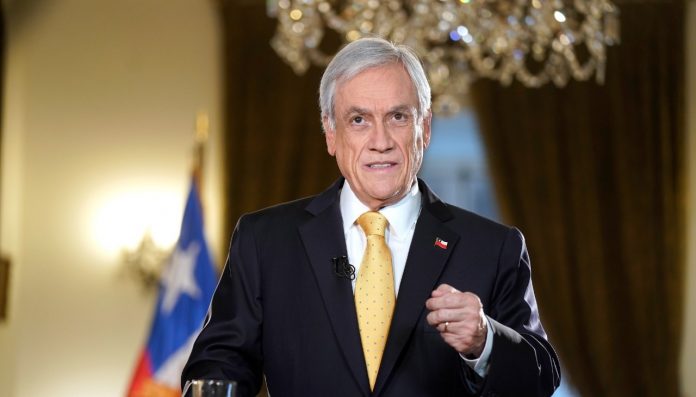 Ciudadanos chilenos se reunieron para hacer funa al Presidente Sebastián Piñera por los muertos, heridos y 