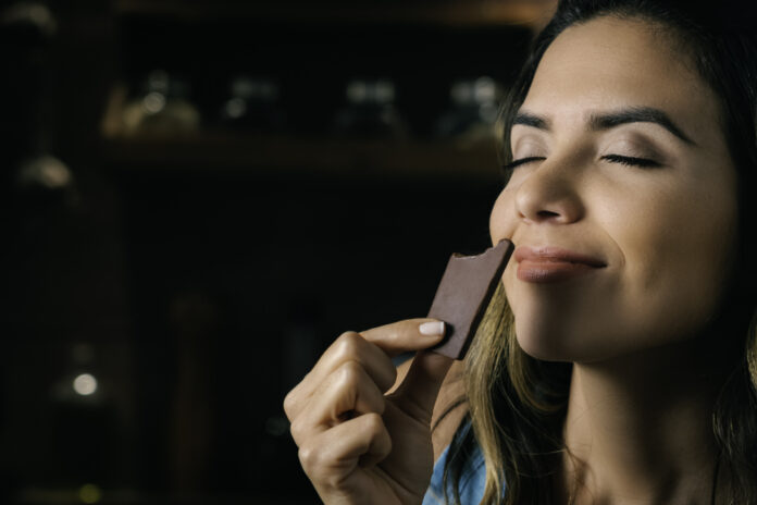 Mujer degustando chocolate