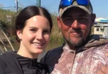 Lana del Rey se casa con su guía turístico tras un romántico encuentro en un tour.