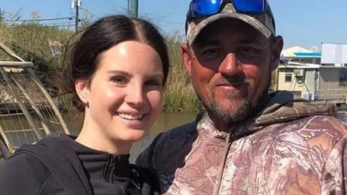 Lana del Rey se casa con su guía turístico tras un romántico encuentro en un tour. Lana del Rey se casa con su guía turístico tras un romántico encuentro en un tour.