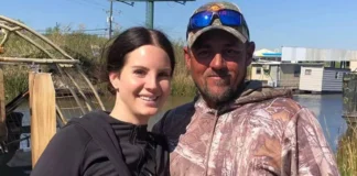 Lana del Rey sorprende al casarse en un pantano público con un guía turístico.
