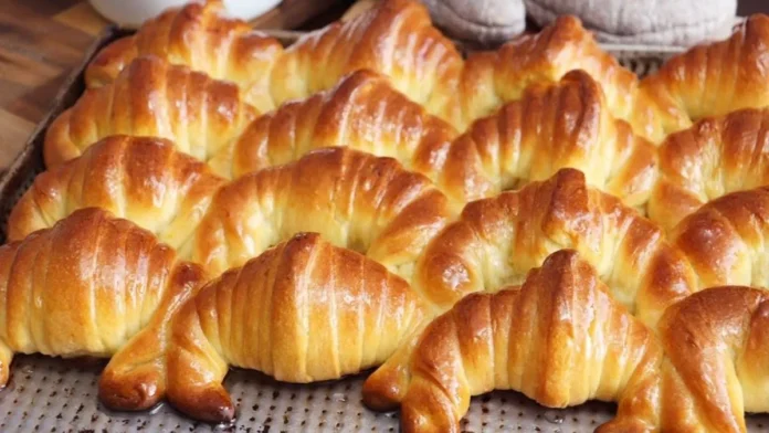 Deliciosas medialunas de manteca: perfectas para acompañar tus mates. ¡A disfrutar! Deliciosas medialunas de manteca: perfectas para acompañar tus mates. ¡A disfrutar!