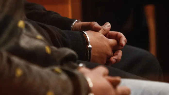 Tres hombres en prisión preventiva por violación en manada a joven de 18 años en Temuco. Tres hombres en prisión preventiva por violación en manada a joven de 18 años en Temuco.