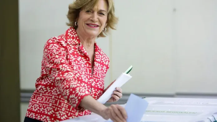 Evelyn Matthei sugiere cambios en el gabinete tras su voto en Providencia. Evelyn Matthei sugiere cambios en el gabinete tras su voto en Providencia.