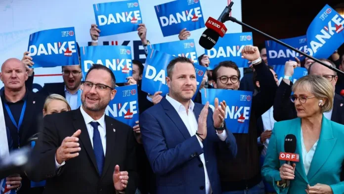 La extrema derecha celebra su victoria histórica en las elecciones parlamentarias de Austria. La extrema derecha celebra su victoria histórica en las elecciones parlamentarias de Austria.