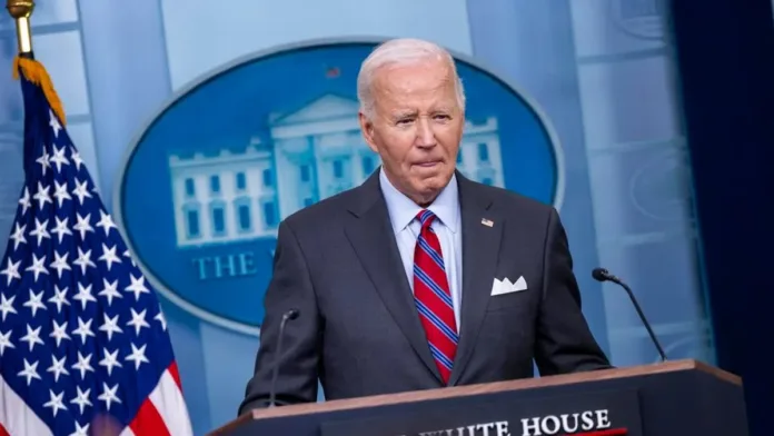 Biden insta a Israel a considerar opciones antes de atacar campos petroleros en Irán. Biden insta a Israel a considerar opciones antes de atacar campos petroleros en Irán.