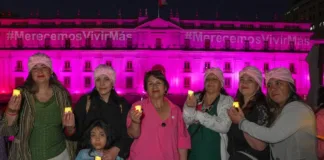 Cien figuras femeninas en La Moneda simbolizan la lucha contra el cáncer de mama.