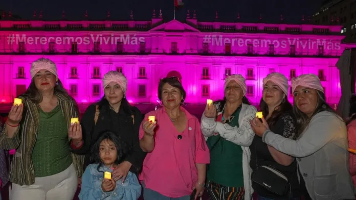Cien figuras femeninas en La Moneda simbolizan la lucha contra el cáncer de mama. Cien figuras femeninas en La Moneda simbolizan la lucha contra el cáncer de mama.