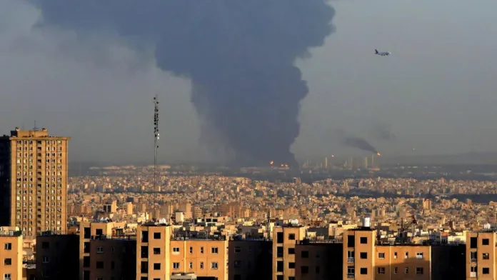 Israel responde con ataques a Irán; se reportan explosiones en Teherán. Israel responde con ataques a Irán; se reportan explosiones en Teherán.