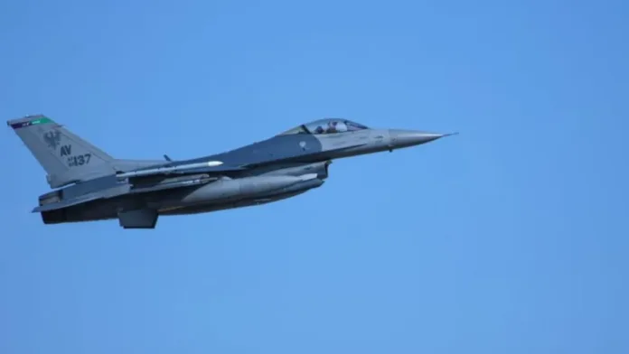 Perú adquiere 24 aviones de combate por 3.500 millones para fortalecer su Fuerza Aérea. Perú adquiere 24 aviones de combate por 3.500 millones para fortalecer su Fuerza Aérea.