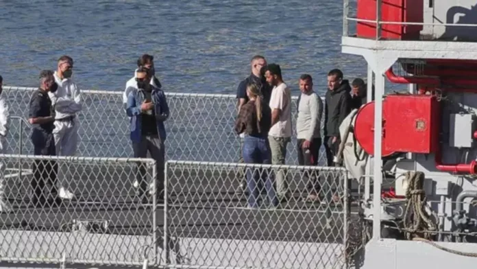 La justicia italiana ordena el regreso de migrantes a Albania tras controversia. La justicia italiana ordena el regreso de migrantes a Albania tras controversia.