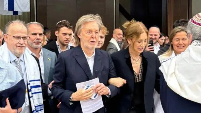 Paul McCartney en la sinagoga de Lo Barnechea: un encuentro cultural en su visita a Chile. Paul McCartney en la sinagoga de Lo Barnechea: un encuentro cultural en su visita a Chile.