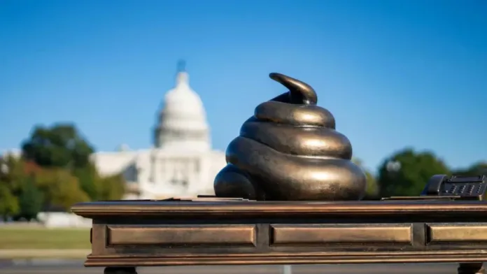 Instalan figura de excremento en el Capitolio para recordar el asalto de 2021. Instalan figura de excremento en el Capitolio para recordar el asalto de 2021.