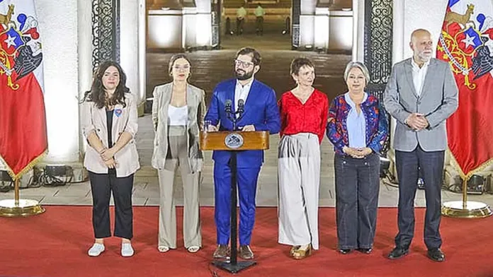 Boric llama a la unidad para restaurar la confianza en las instituciones. Boric llama a la unidad para restaurar la confianza en las instituciones.