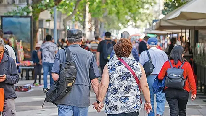 Estudio revela escasa oferta laboral para mayores de 55 años en el mercado actual. Estudio revela escasa oferta laboral para mayores de 55 años en el mercado actual.