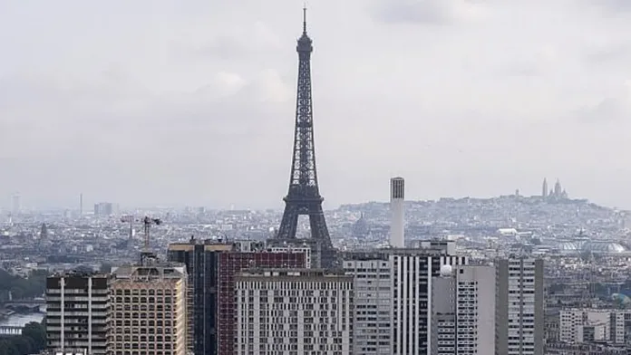 Fitch rebaja la calificación de Francia ante la lucha del Gobierno por el déficit. Fitch rebaja la calificación de Francia ante la lucha del Gobierno por el déficit.