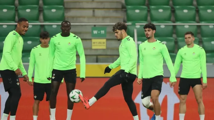 El Betis se va al descanso en Varsovia con un 1-0 en contra. El Betis se va al descanso en Varsovia con un 1-0 en contra.