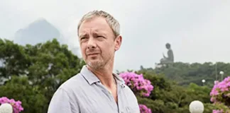 John Simm revela en un programa que su padre biológico no es quien lo crió.