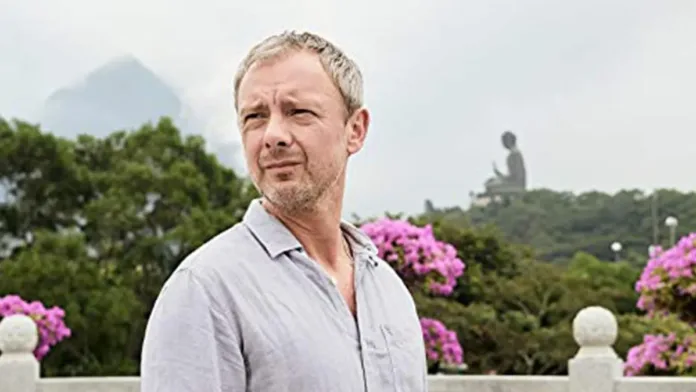 John Simm revela en un programa que su padre biológico no es quien lo crió. John Simm revela en un programa que su padre biológico no es quien lo crió.