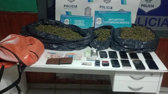 Detenido por robar a un jubilado en Berisso; tenía antecedentes y droga en su poder. Detenido por robar a un jubilado en Berisso; tenía antecedentes y droga en su poder.