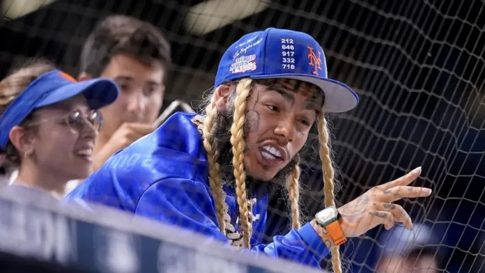 Tekashi 6ix9ine arrestado en Nueva York por violar su libertad condicional. Tekashi 6ix9ine arrestado en Nueva York por violar su libertad condicional.