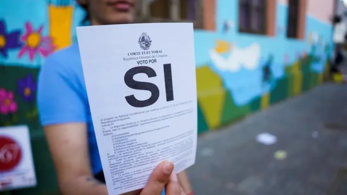Uruguay rechaza plebiscitos sobre seguridad social y allanamientos nocturnos. Uruguay rechaza plebiscitos sobre seguridad social y allanamientos nocturnos.