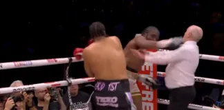 Un árbitro sorprendido tras ser golpeado por un boxeador en plena pelea.