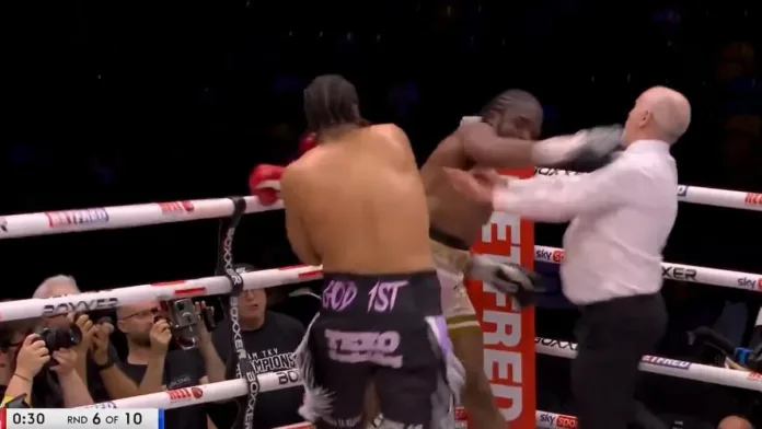 Un árbitro sorprendido tras ser golpeado por un boxeador en plena pelea. Un árbitro sorprendido tras ser golpeado por un boxeador en plena pelea.