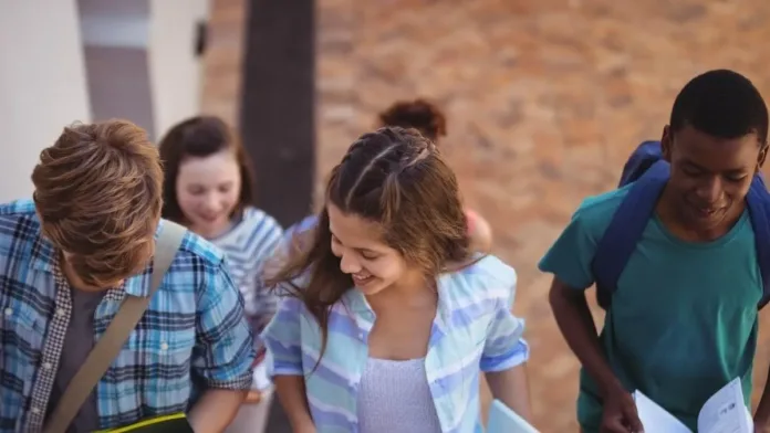 Las amistades en la adolescencia: pilares de apoyo y crecimiento emocional. Las amistades en la adolescencia: pilares de apoyo y crecimiento emocional.