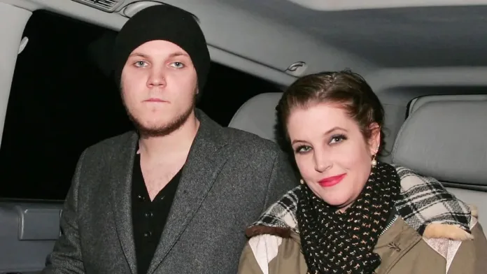 Lisa Marie Presley mantuvo el cuerpo de su hijo en casa durante dos meses. Lisa Marie Presley mantuvo el cuerpo de su hijo en casa durante dos meses.