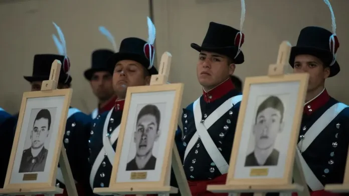 Un conscripto condecorado y su sueño de cantar como Sandro en tiempos de guerra. Un conscripto condecorado y su sueño de cantar como Sandro en tiempos de guerra.