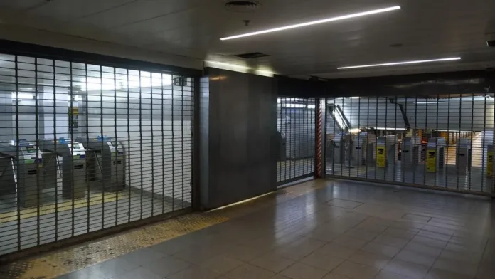 La línea C de subtes paralizada por una sorpresiva medida gremial. La línea C de subtes paralizada por una sorpresiva medida gremial.