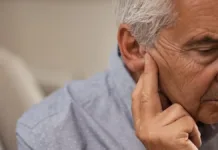 La pérdida auditiva incrementa el riesgo de deterioro cognitivo en adultos mayores.