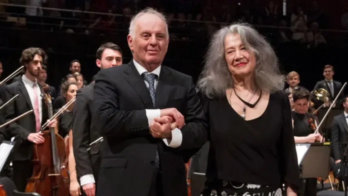 Martha Argerich y Daniel Barenboim brillan en la Filarmónica de Berlín. Martha Argerich y Daniel Barenboim brillan en la Filarmónica de Berlín.