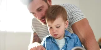 Los pediatras de EE. UU. recomiendan leer con tu hijo para fomentar su desarrollo.