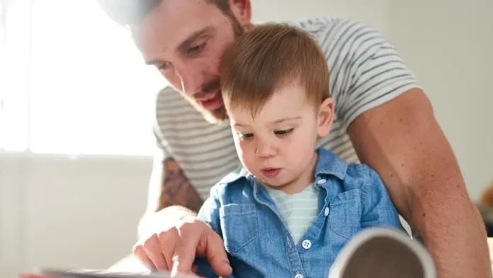Los pediatras de EE. UU. recomiendan leer con tu hijo para fomentar su desarrollo. Los pediatras de EE. UU. recomiendan leer con tu hijo para fomentar su desarrollo.