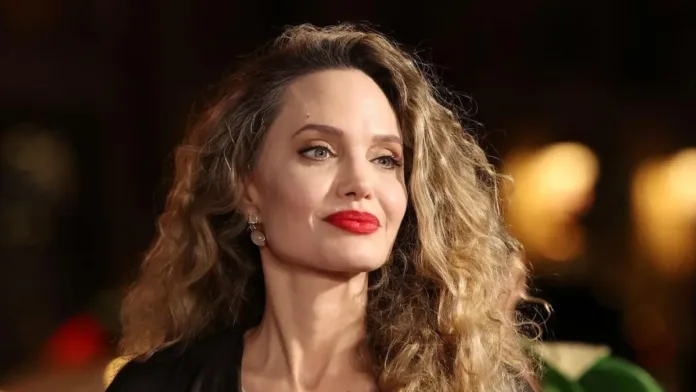 Angelina Jolie se emociona en su primera lección de canto para Maria Callas. Angelina Jolie se emociona en su primera lección de canto para Maria Callas.