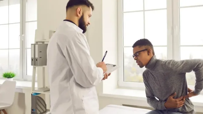 Reducir el tiempo sentado puede prevenir el dolor de espalda y mejorar tu salud. Reducir el tiempo sentado puede prevenir el dolor de espalda y mejorar tu salud.